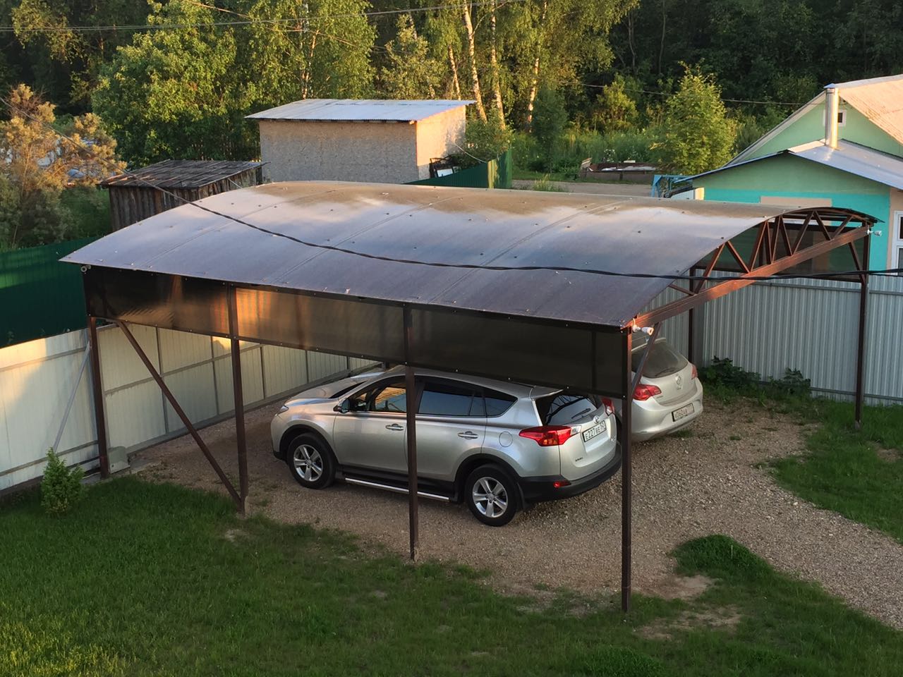 Навес для машины в частном доме фото с металлической крышей
